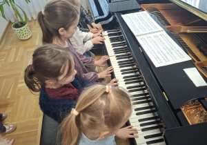 Dzieci podczas zajęć w szkole muzycznej