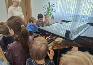 Dzieci podczas zajęć w szkole muzycznej