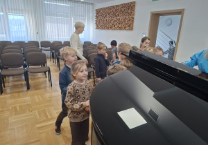 Dzieci podczas zajęć w szkole muzycznej