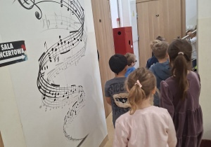 Dzieci podczas zajęć w szkole muzycznej