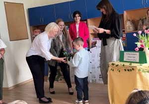 Chłopiec odbiera nagrodę