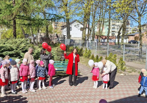 Nauczycielka opowiada przedszkolakom o Fladze Polski