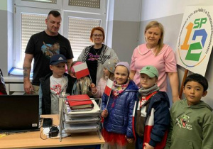 Wynalazcy przynieśli flagę do SP 12