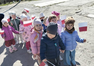 Maluszki na spacerze z flagami