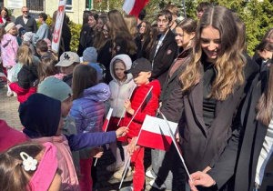 Przedszkolaki przekazują uczniom chorągiewki
