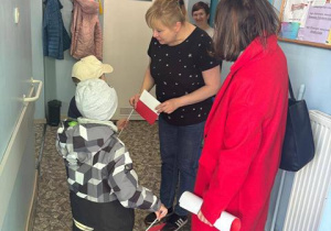 Wynalazcy wręczają flagi w punkatach usługowych