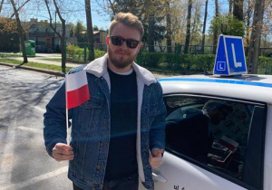 Mężczyzna z chorągiewką