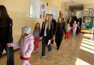 Przedszkolaki idą z uczniami liceum