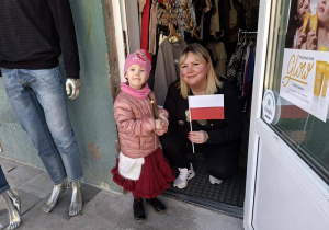 Dziewczynka wręcza flagę