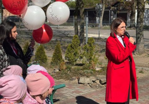 Dzieci trzymają balony z życzeniami dla Polski