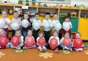 Poszukiwacze z biało-czerwonymi balonami