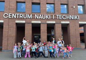 Dzieci przed Centrum Nauki- Techniki w Łodzi