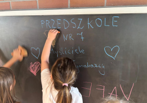 Dzieci bawią się na ulicy żywiołów