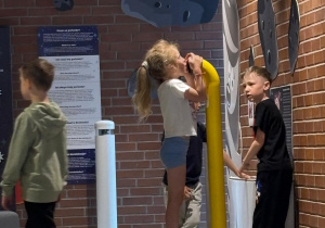 Dzieci bawią się na ulicy Żywiołów