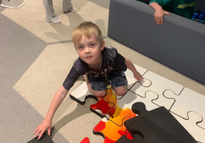 Chłopiec układa puzzle