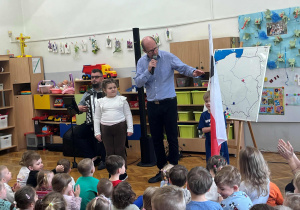 Dziewczynka i chłopiec z flagą podczas koncertu