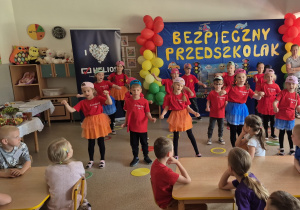 Występ dzieci z grupy Wynalazcy