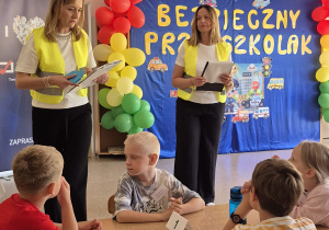 Panie prowadzące konkurs w kamizelkach odblaskowych
