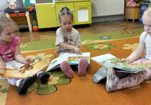 Dziewczynki oglądają książki dla dzieci