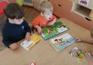 Dzieci oglądają książki