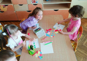 Dzieci wykonują pracę plastyczną