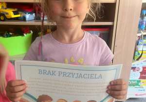 Dziewczynka trzyma planszę