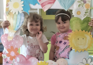 Dzieci pozują do wspólnych zdjęć