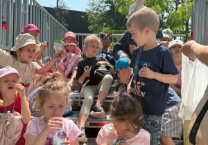 Dzieci podczas wycieczki do Zoo w Łodzi