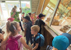 Dzieci podczas wycieczki do Zoo w Łodzi