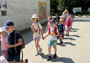 Dzieci podczas wycieczki do Zoo w Łodzi