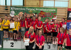 Dzieci z Przedszkola wraz z Paniami na podium