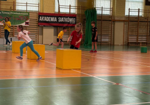 Dziewczynka wykonuje zadanie