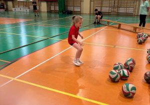 Dziewczynka wykonuje zadanie