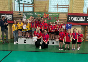 Dzieci po wygranej na podium z Paniami