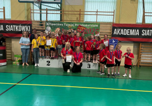 Dzieci po wygranej na podium z Paniami