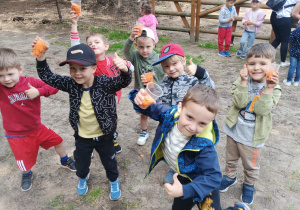 Dzieci z marchewką dla zwierząt