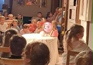 Dzieci oglądają spektakl teatralny
