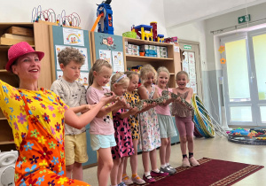 Dzieci trzymają węża