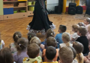 Dzieci oglądaja hiszpański taniec
