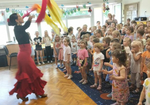 Dzieci oglądaja hiszpański taniec