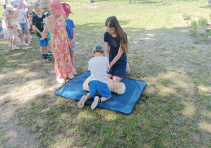 Dzieci uczą się udzielania pierwszej pomocy