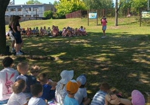 Dzieci uczestniczą w pogadance o bezpiecznych wakacjach
