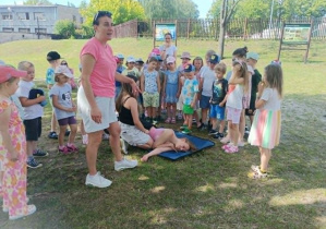 Przedszkolaki obserwują ułożenie w bezpiecznej pozycji