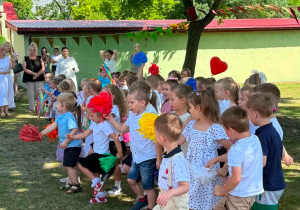 Dzieci z młodszych grup wykonują piosenkę