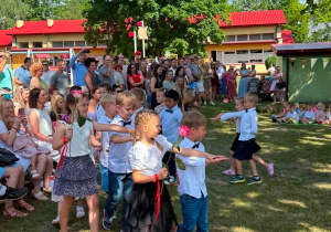 Dzieci z grupy Wynalazcy podczas poloneza
