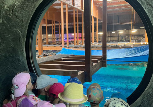 Dzieci zwiedzają w zoo w Łodzi