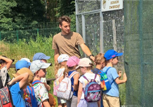 Dzieci podczas wycieczki oglądają zwierzęta