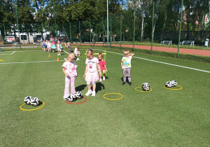 Dzieci podczas zajęć sportowych