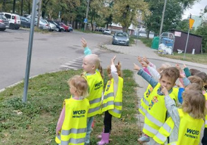 Poszukiwacze obserwują znaki drogowe