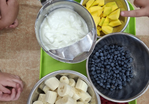 Owoce i jogurt przygotowane do wykonania koktajlu przez Odkrywców.